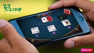 Ang larawan ay naglalaro ng online blackjack sa cellphone