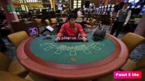 Ang larawan ay casino table ay may naka upong dealer